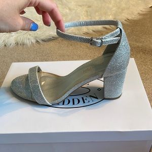 LIKE NEW - Dream Pairs size 8.5 silver heel